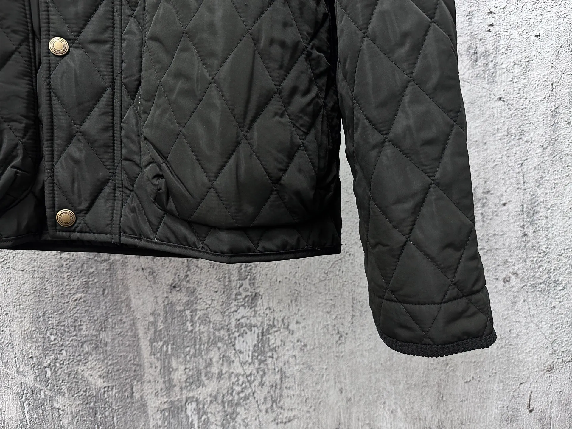 P370 【Rah Lauren】Rah Lauren’s classic old-money style workwear rhombus retro jacket, super heavy-duty, lots of details, imported machine-pressed grid technology, three-dimensional tailoring buttons, custom-made metal snaps with clear logo, which adds a lot of points to the whole. The lines are very smooth, delicate and have a sense of design. Fabrics that prevent cotton from running out are used to lock in warmth at all times and double the soft touch. The whole piece is made of rhombus quilting technology and is exquisite. Its three-dimensional structure is fashionable and has a high rate of turning heads when it comes to the street. What makes people shine is that it is the same for men and women. Size: S-XL